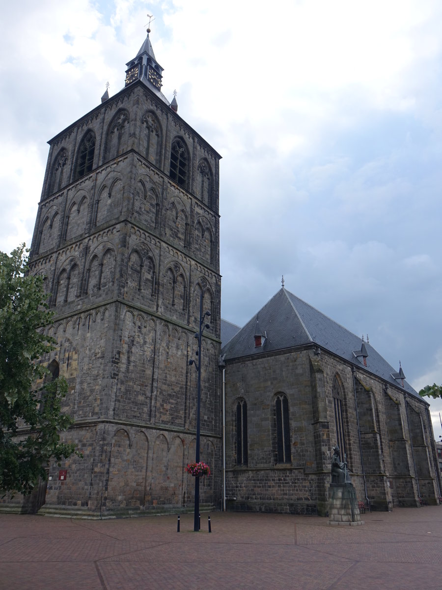 Oldenzaal, St. Plechelmuskirche, kreuzfrmige romanische Sandsteinbasilika, erbaut im 12. Jahrhundert, Kirchturm 13. Jahrhundert, gotischer Chor 15. Jahrhundert (22.07.2017)