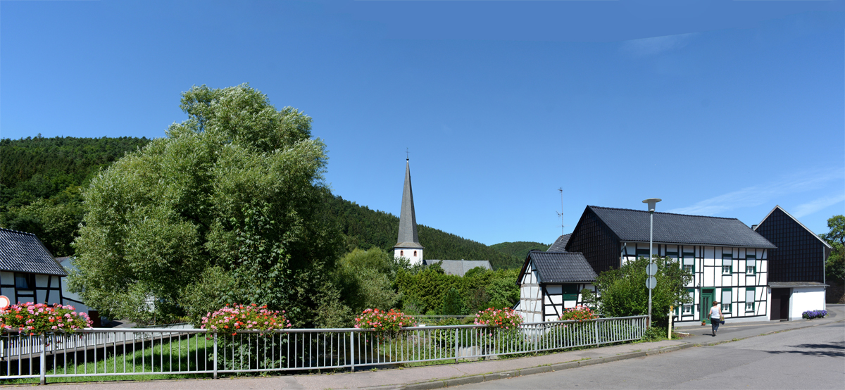 Olef (Schleiden) mit St. Johann-Baptist-Kirche und Fachwerkhaus von der Olefbrcke aus - 07.08.2016