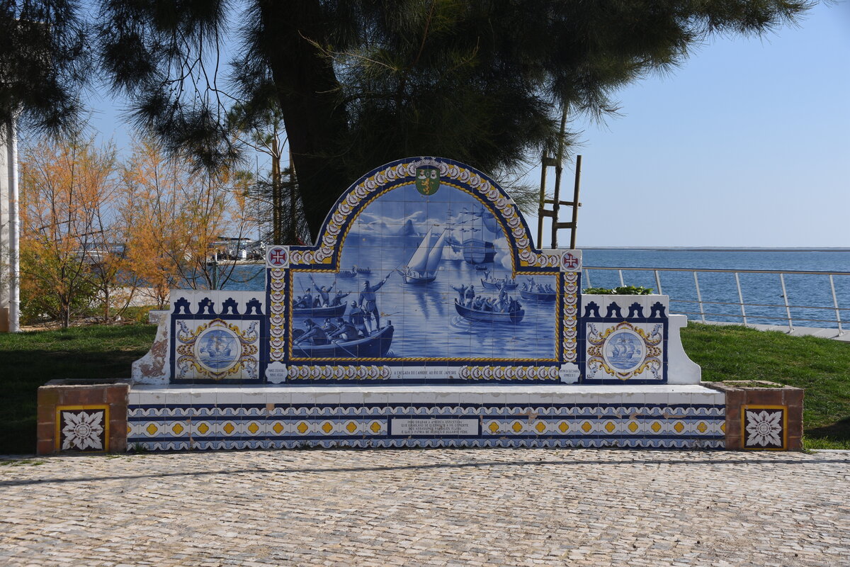 OLHO, 16.01.2022, Bank an der Uferpromenade mit bemalten Kacheln, Azulejos genannt