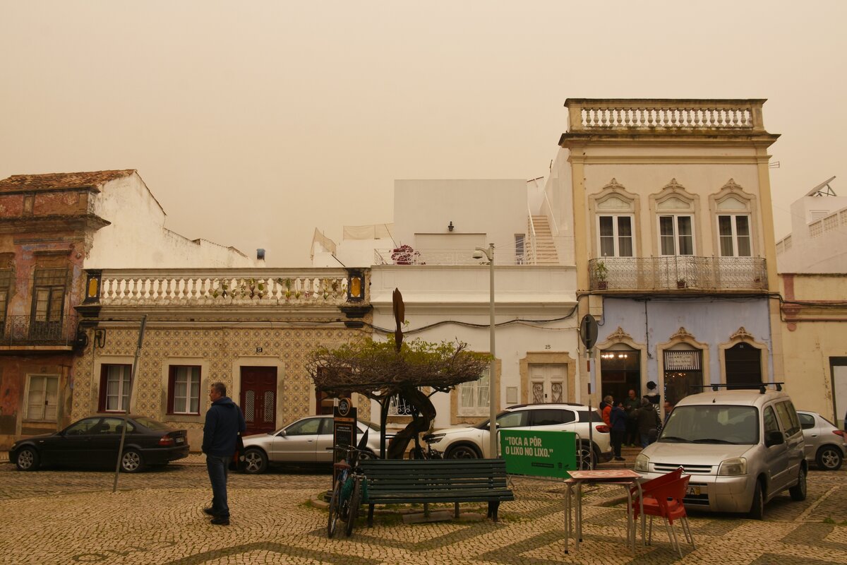 OLHO, 16.03.2022, nach einem zuvor ber mehrere Stunden erfolgten Sandsturm war die ganze Stadt in einem fast sepiaartigen Farbnebel eingehllt; um dies einzufangen habe ich keine Farbbearbeitung vorgenommen; hier: Rua Capito Joo Carlos de Mendona