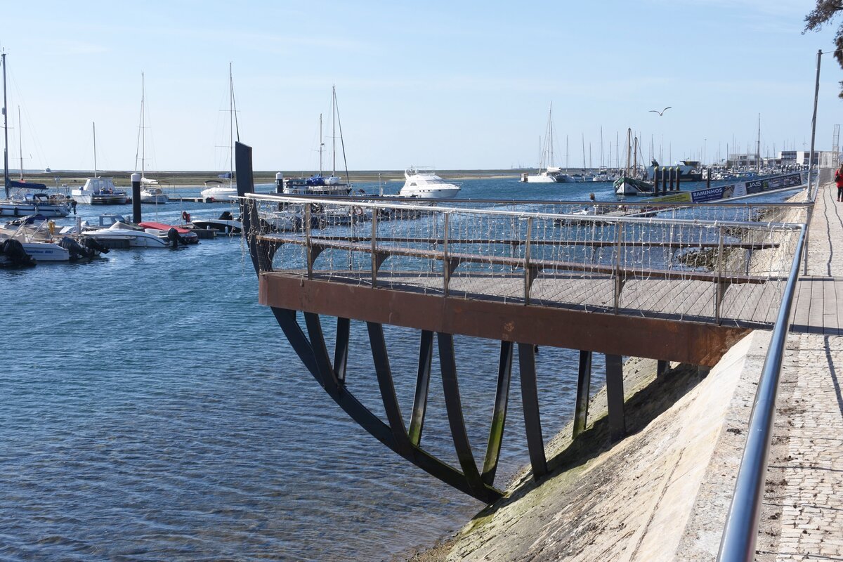 OLHO, 22.01.2022, Aussichtsplattform, gestaltet wie ein Schiffsbug, an der Uferpromenade