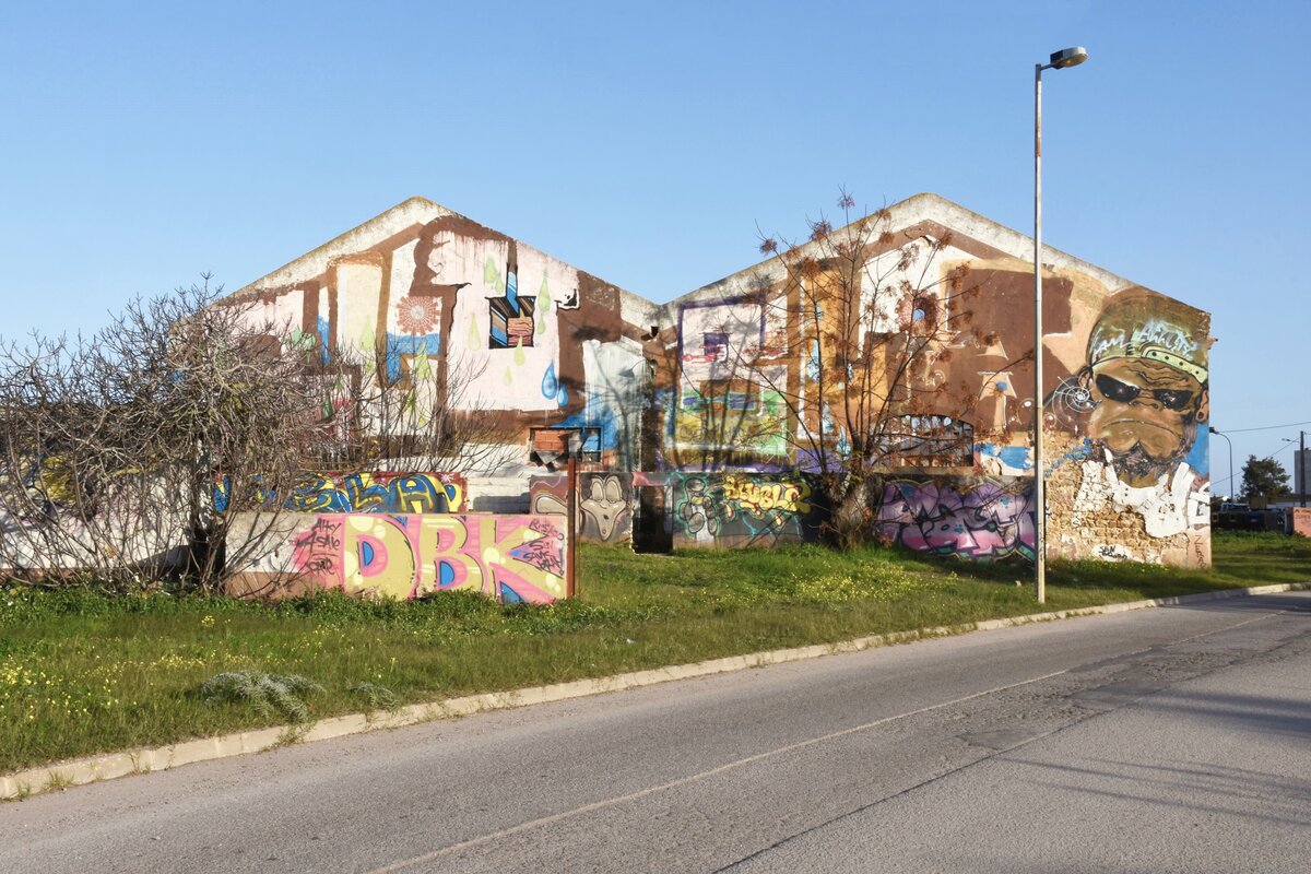 OLHO, 27.01.2022, bemalte Ruine an der Rua Jos Saramago, benannt nach einem portugiesischen Literaturnobelpreistrger (1998)