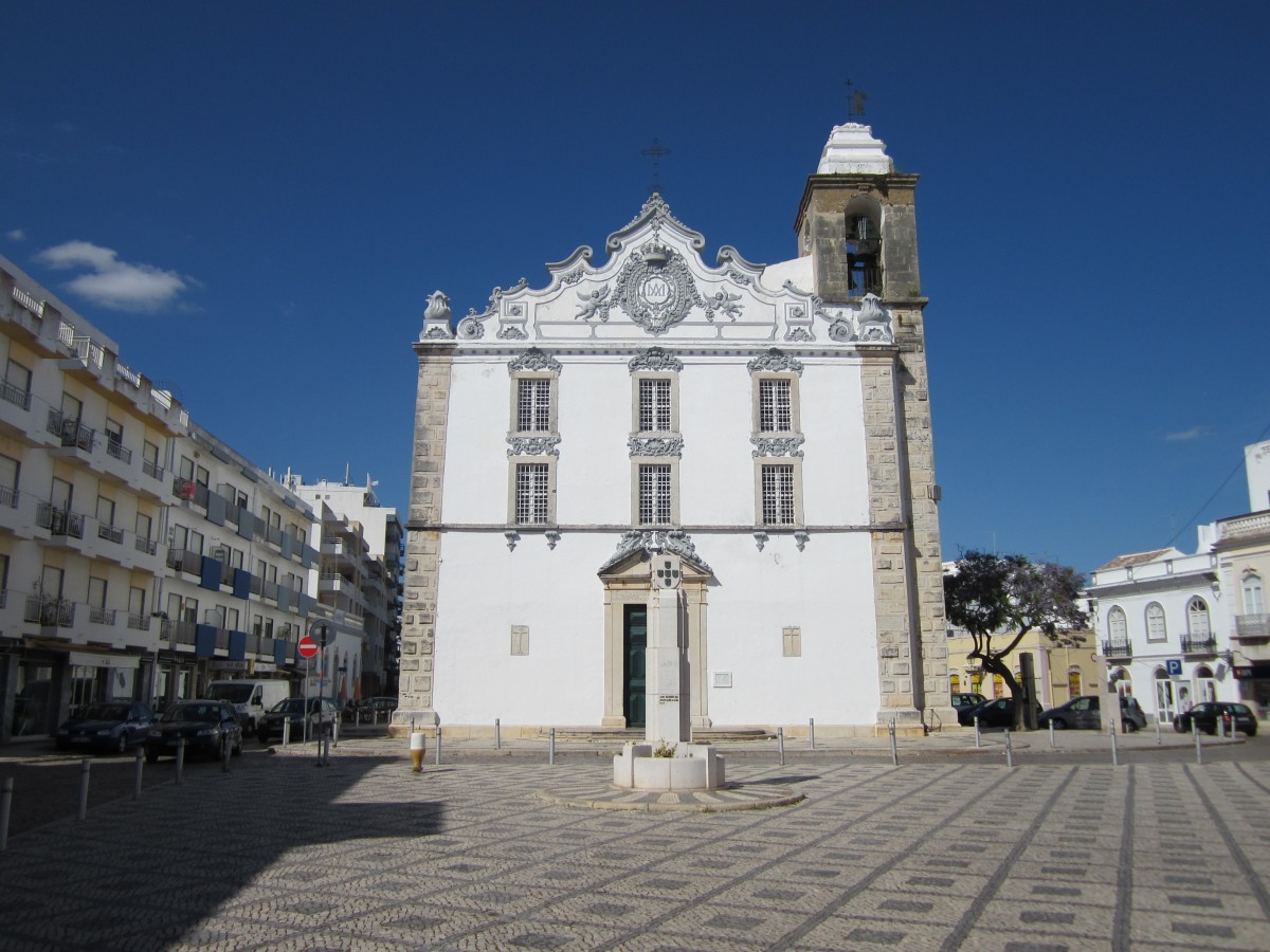 Olhao, Igreja de Nossa Senhora do Rosario am Praca da Restauracao, erbaut von 1681 bis 1698, ber der zweigeschossigen Fassade befindet sich ein groer Giebel mit einem Tympanon mit einen von Engeln gekrnten Schild (25.05.2014)