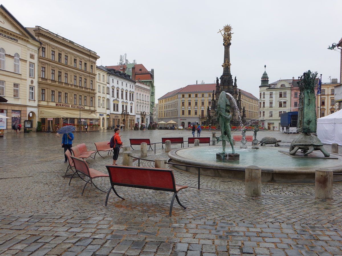 Olomouc / Ölmütz, Häuser und Arionova Brunnen am Oberring Horni Namesti (03.08.2020)