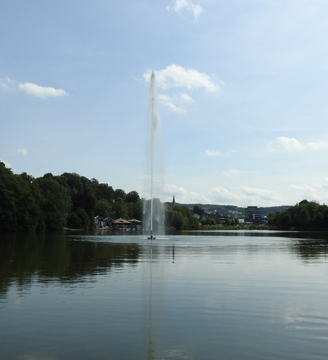 OLPE AM BIGGESEE
Die ber 700-jhrige Kreisstadt im Regierungsbezirk ARNSBERG liegt direkt an einer Bucht des BIGGE-STAUSEES-
in weniger als 10 Minuten ist man vom Marktplatz in der Innenstadt mit der rmisch-katholischen Stadtkirche
ST. MARTINUS am Ufer und kann mit Ruder- oder Tretboot aufs Wasser hinaus..am 16.8.2017...