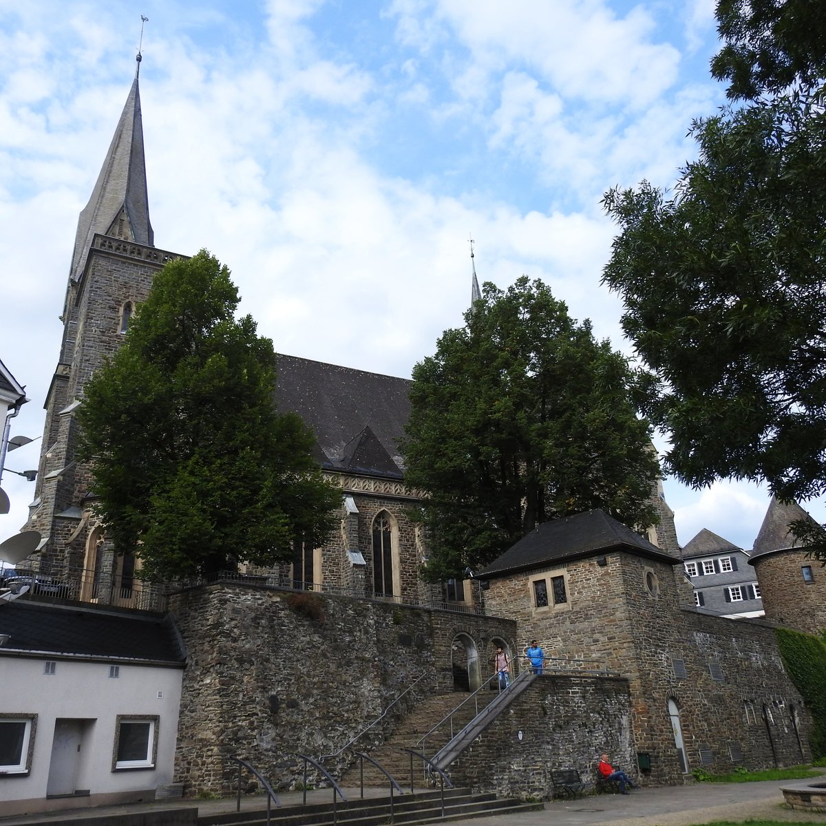 OLPE/SAUERLAND-STADTKIRCHE ST. MARTINUS
Erstmals 1220 als Pfarrei St. Martinus urkundlich erwhnt,wurde die Pfarrkirche 1795 beim Stadtbrand stark beschdigt- 1909 zogen die Glubigen in die neu errichtete Kirche ein,eine der grten und schnsten im
Sauerland.Erneutes Unheil dann im Mrz des Kriegsjahres 1945-beim Angriff von 43 Bombern wurde St. Martinus so
stark beschdigt,dass der sdwestliche Turm gesprengt werden musste-der Turmaufbau wurde
nicht wieder errichtet....hier am 16.8.2017...