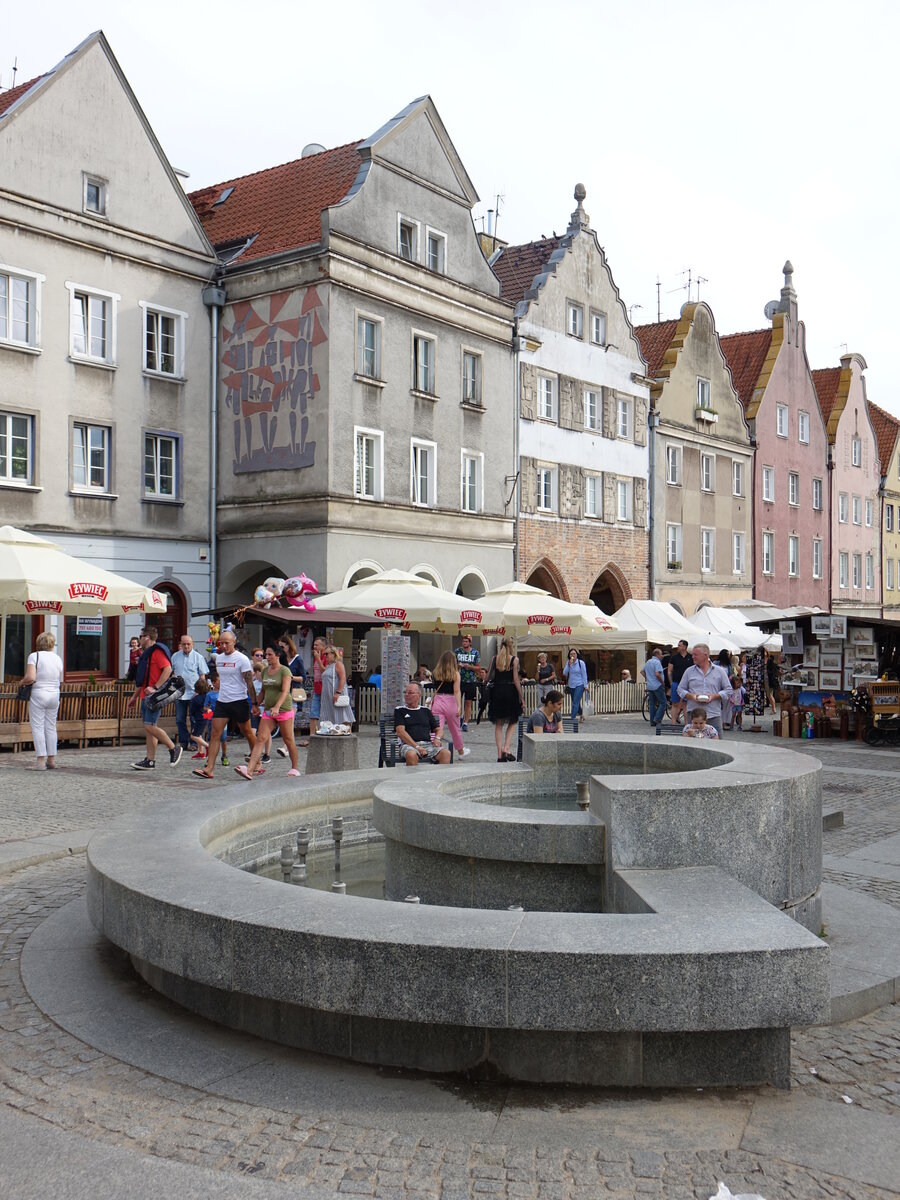 Olsztyn / Allenstein, Brunnen und Giebelhuser am Rynek Platz (05.08.2021)