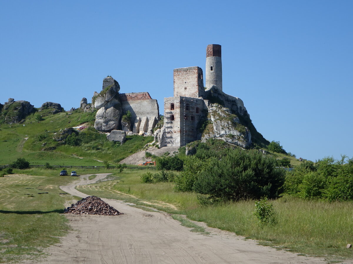Olszytn, Burgruine auf einem Kalksteinfelsen aus dem 14. Jahrhundert (19.06.2021)