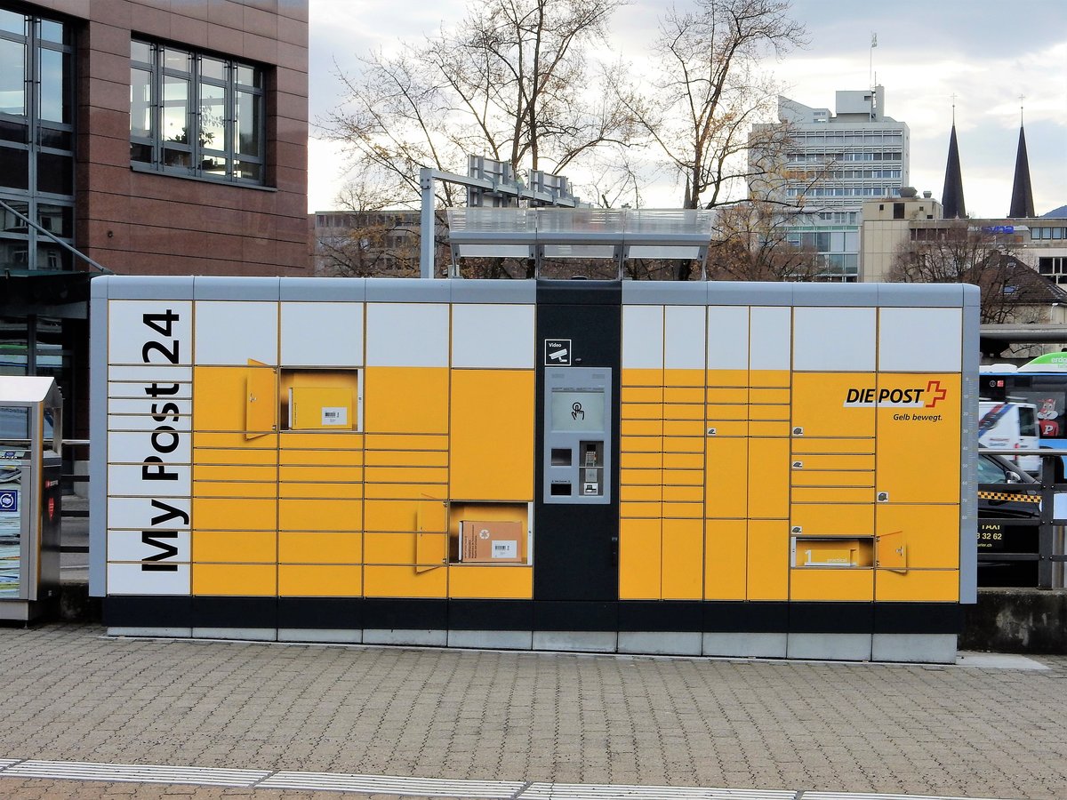 Olten. Am Automat “My Post 24” am Bahnhof, kann man rund um die Uhr Pakete und eingeschriebene Briefe abholen oder aufgeben - 23.11.2017