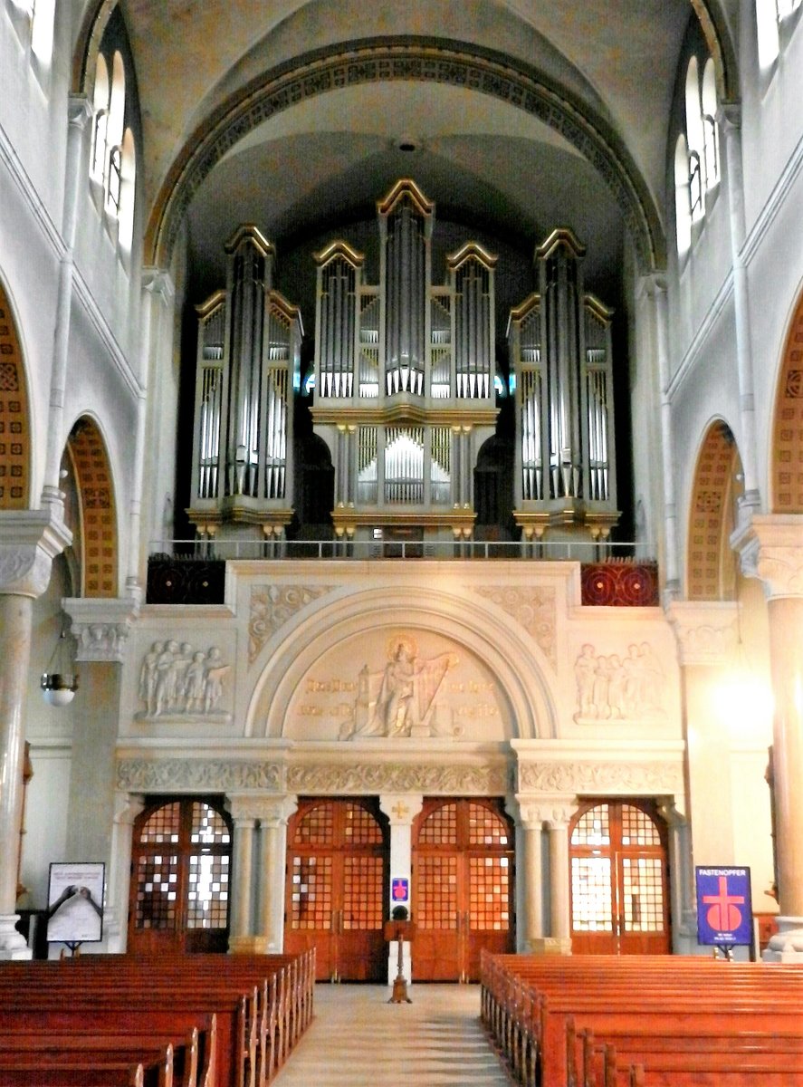 Olten, rmisch-katholische Pfarrkirche St. Martin, Orgelempore. Die heutige Orgel wurde 1992 von Mathis Orgelbau, Nfels, neu erbaut - 01.03.2012