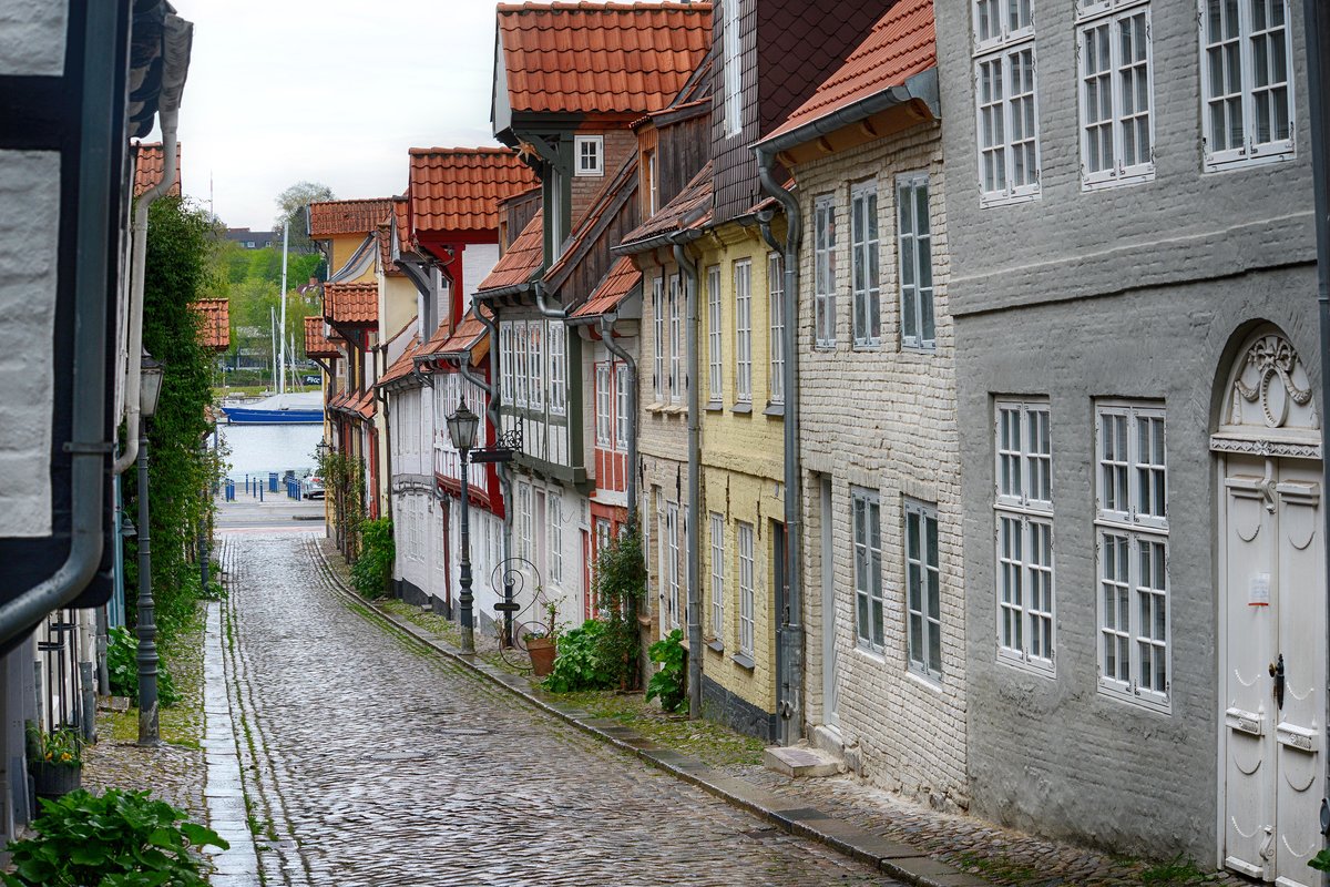 Oluf-Samson-Gang in Flensburg. Heute befinden sich die meisten Huser der Strae in einem restaurierten Zustand. Der Oluf-Samson-Gang gilt heute als eine der am besten erhaltenen und schnsten Altstadtstraen in ganz Schleswig-Holstein. Aufnahme: 2. Mai 2020.