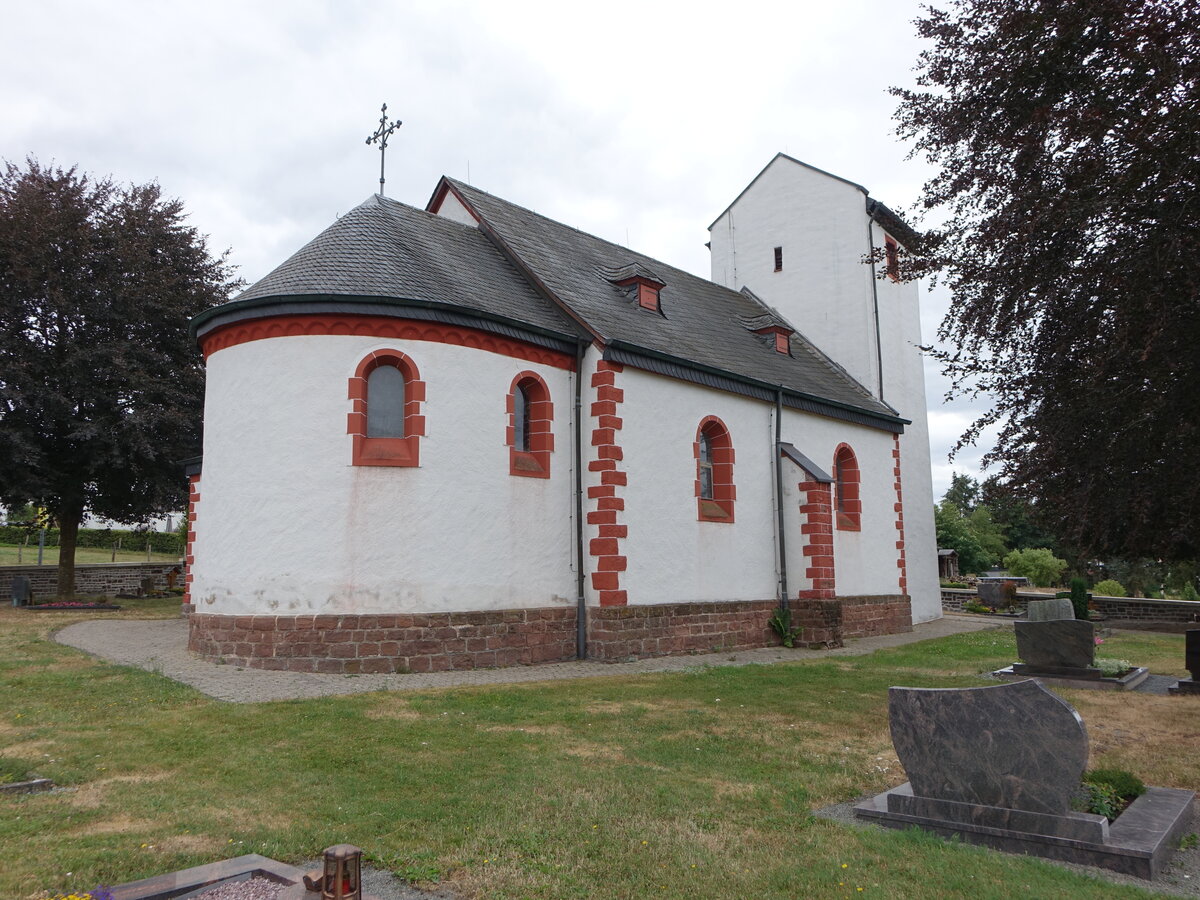 Oos, Pfarrkirche St. Rochus, romanischer Westturm von 1682, zweischiffiges neuromanisches Langhaus erbaut von 1906 bis 1907
(20.07.2026)