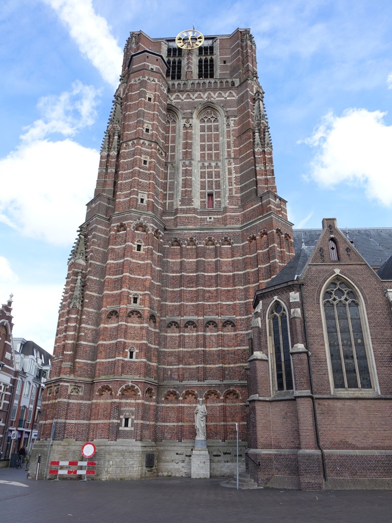 Oosterhout, gotische St. Johannes Kirche, erbaut von 1473 bis 1552, vergrert von 1881 bis 1883 durch die Baumeister J. Cuypers und J. van Langelaar (01.05.2015)