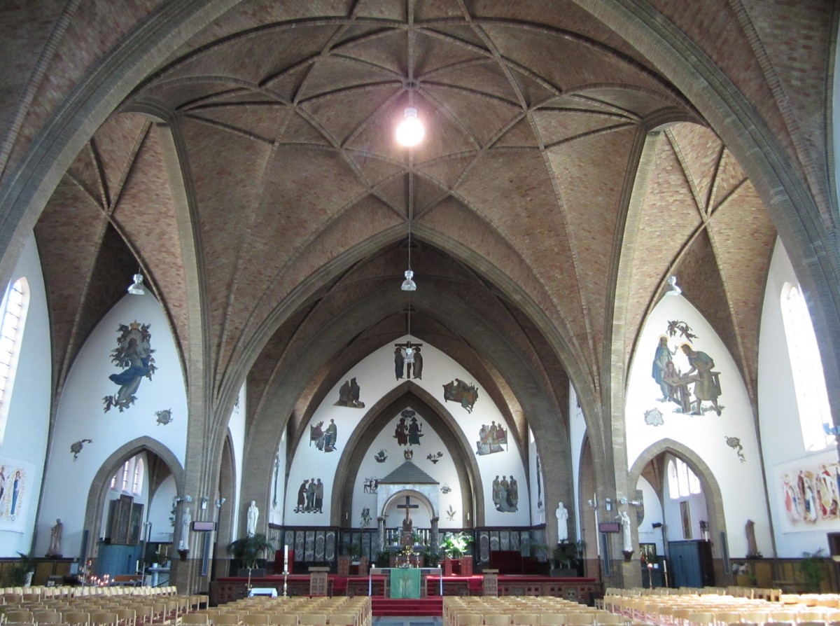 Oostrozebeke, Innenraum und Altre der St. Amandus Kirche (01.07.2014)