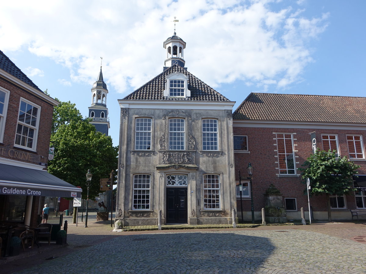 Ootmarsum, historisches Rathaus von 1777 am Markt (22.07.2017)