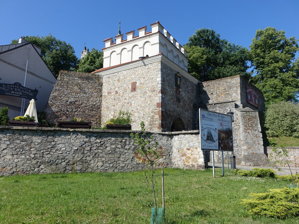 Opatow, historisches Warschauer Tor, erbaut im 16. Jahrhundert (18.06.2021)