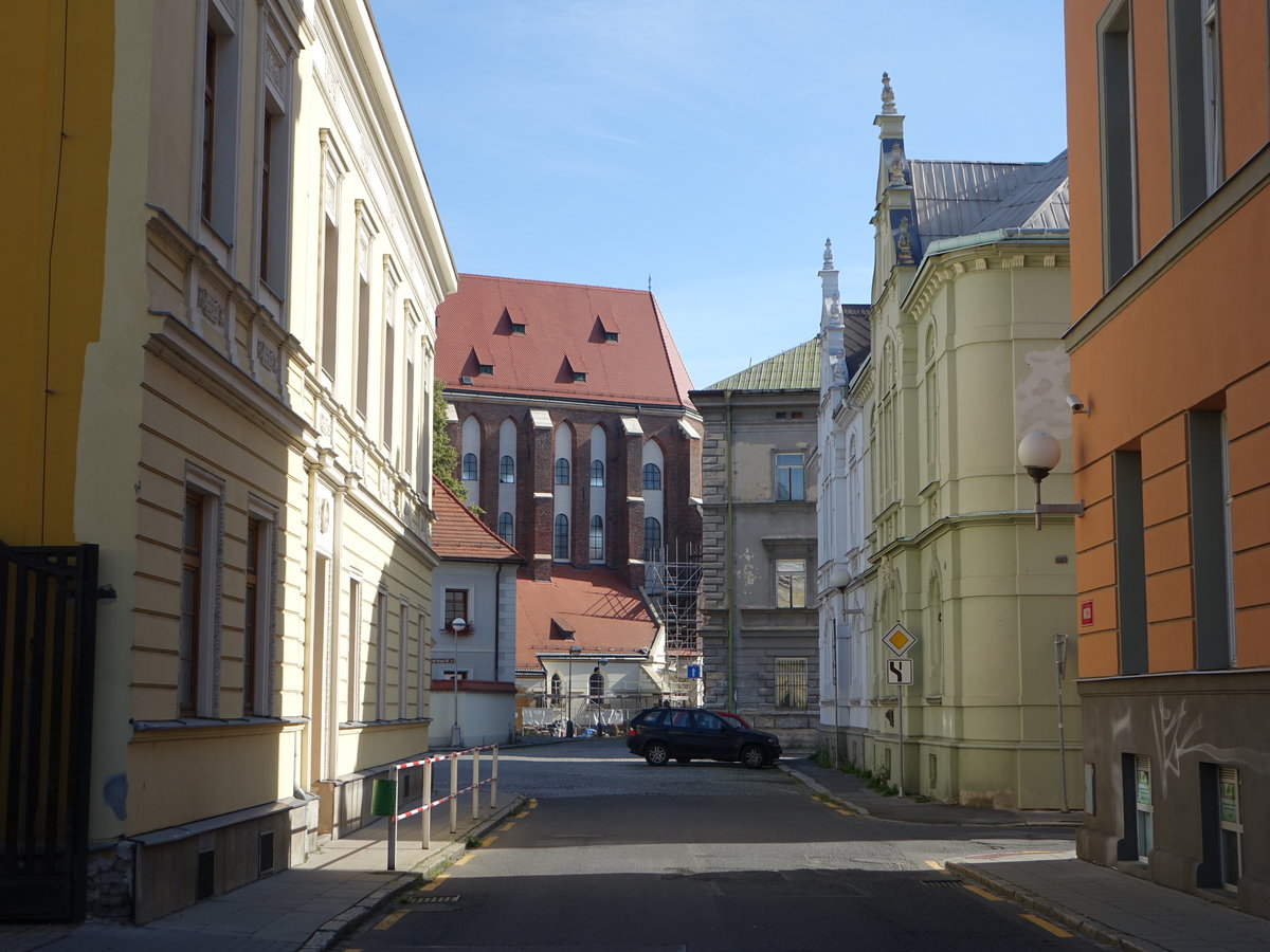 Opava / Troppau, Blick in die Rybi Strae mit Chor der Maria Himmelfahrt Kirche (02.08.2020)