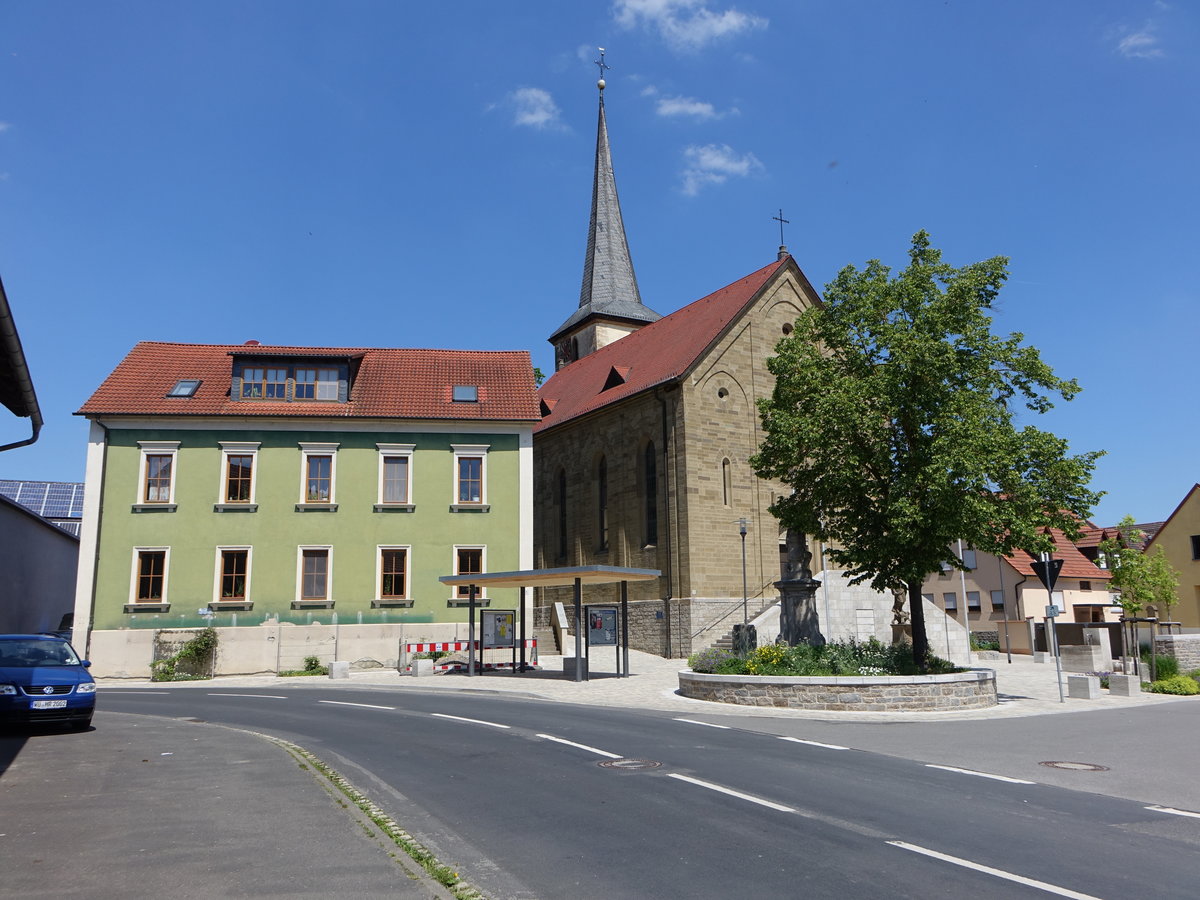 Opferbaum, kath. Pfarrkirche St. Lambertus, Saalbau mit eingezogenem Chor und nrdlichem Chorturm, Kirchturm erbaut 1614, Langhaus von 1859 (27.05.2017)