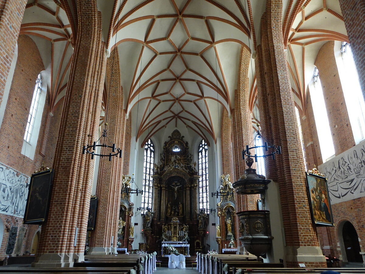 Opole / Oppeln, Innenraum mit Hochaltar der Kathedrale Hl. Kreuz (19.06.2021)