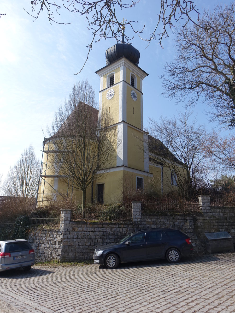 Oppersdorf, kath.  Filialkirche St. Bartholomus, Saalbau mit eingezogenem Chor und Flankenturm mit Zwiebelhaube, erbaut 1797 (25.03.2018)