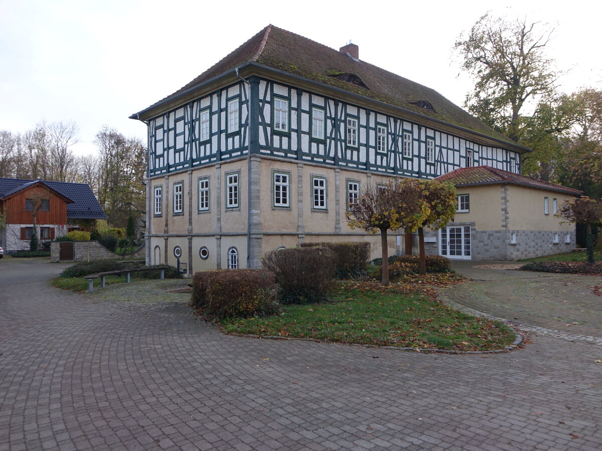 Oppershausen, altes Gutshaus am Schloplatz, erbaut 1754 (12.11.2022)