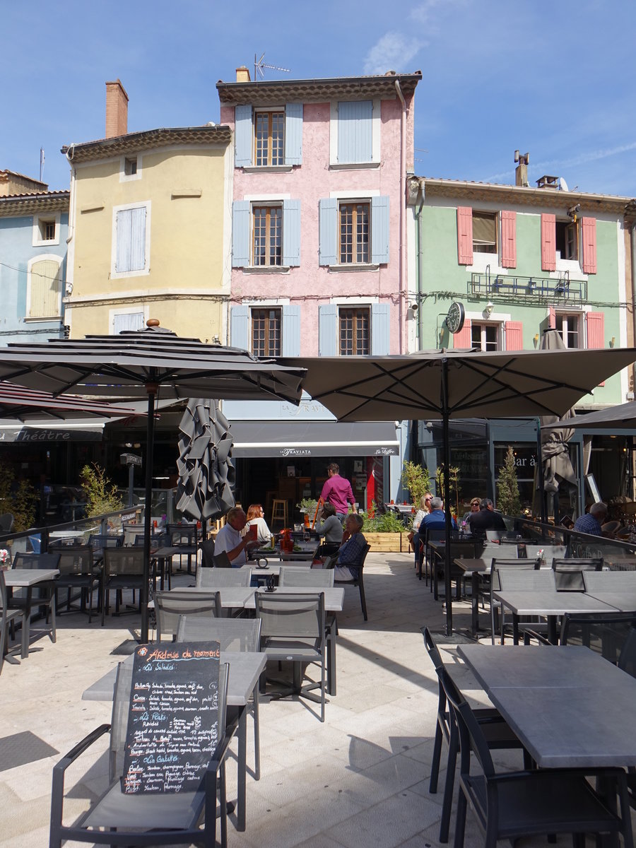 Orange, Cafe am Place des Freres Mounet in der Altstadt (22.09.2017)