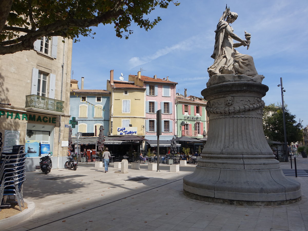 Orange, Monument am Place des Freres Mounet vor dem antiken Theater (22.09.2017)