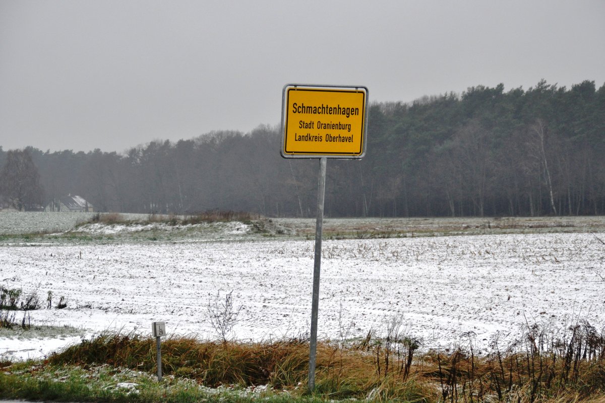 ORANIENBURG (Landkreis Oberhavel), 28.11.2015, einsam und verlassen ein Ortseingangsschild im Ortsteil Schmachtenhagen