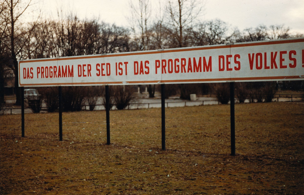 Oranienburg - Propaganda der Sozialistischen Einheitspartei Deutschlands. Aufnahme: Mrz 1984