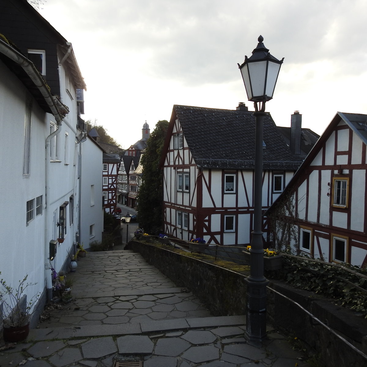 ORANIERSTADT DILLENBURG-ALTSTADTGASSE
Von der Fugngerzone mit ihren wunderschnen Fachwerkhusern fhren die Stufen der Altstadtgasse hoch zur ev.
Schlosskirche und dem Wilhelmsturm-hier am Abend des 27.4.2017