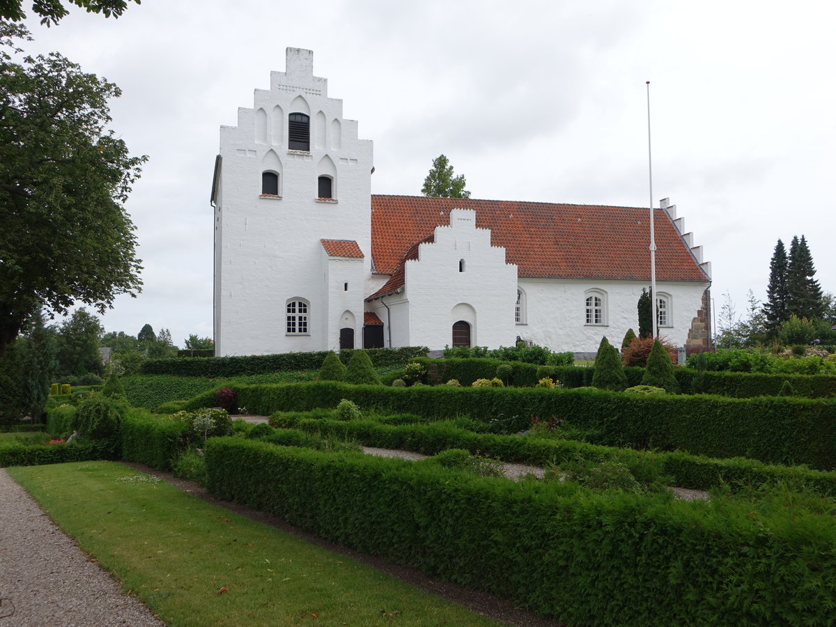 Orbak, romanische Dorfkirche, erbaut im 11. Jahrhundert (22.07.2019)