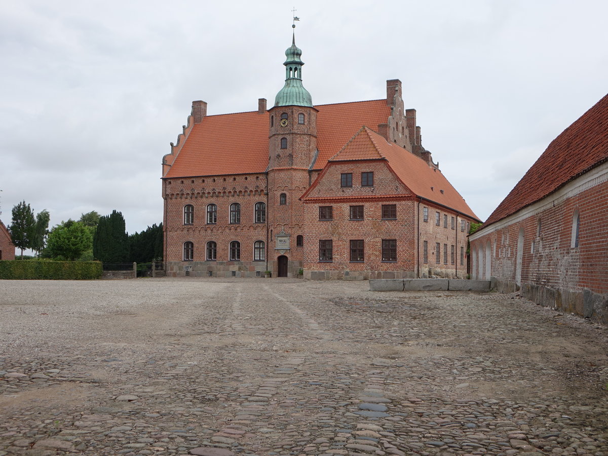 Orbak, Schloss Orbaklunde, sptgotisches Backsteingebude, erbaut bis 1560 (22.07.2019)