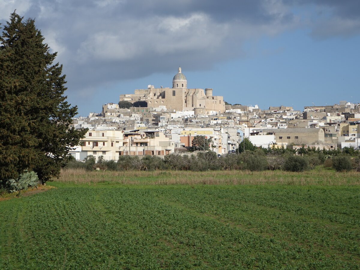 Oria, Ausblick auf die Altstadt mit Kathedrale und Castello Svevo (02.03.2023)