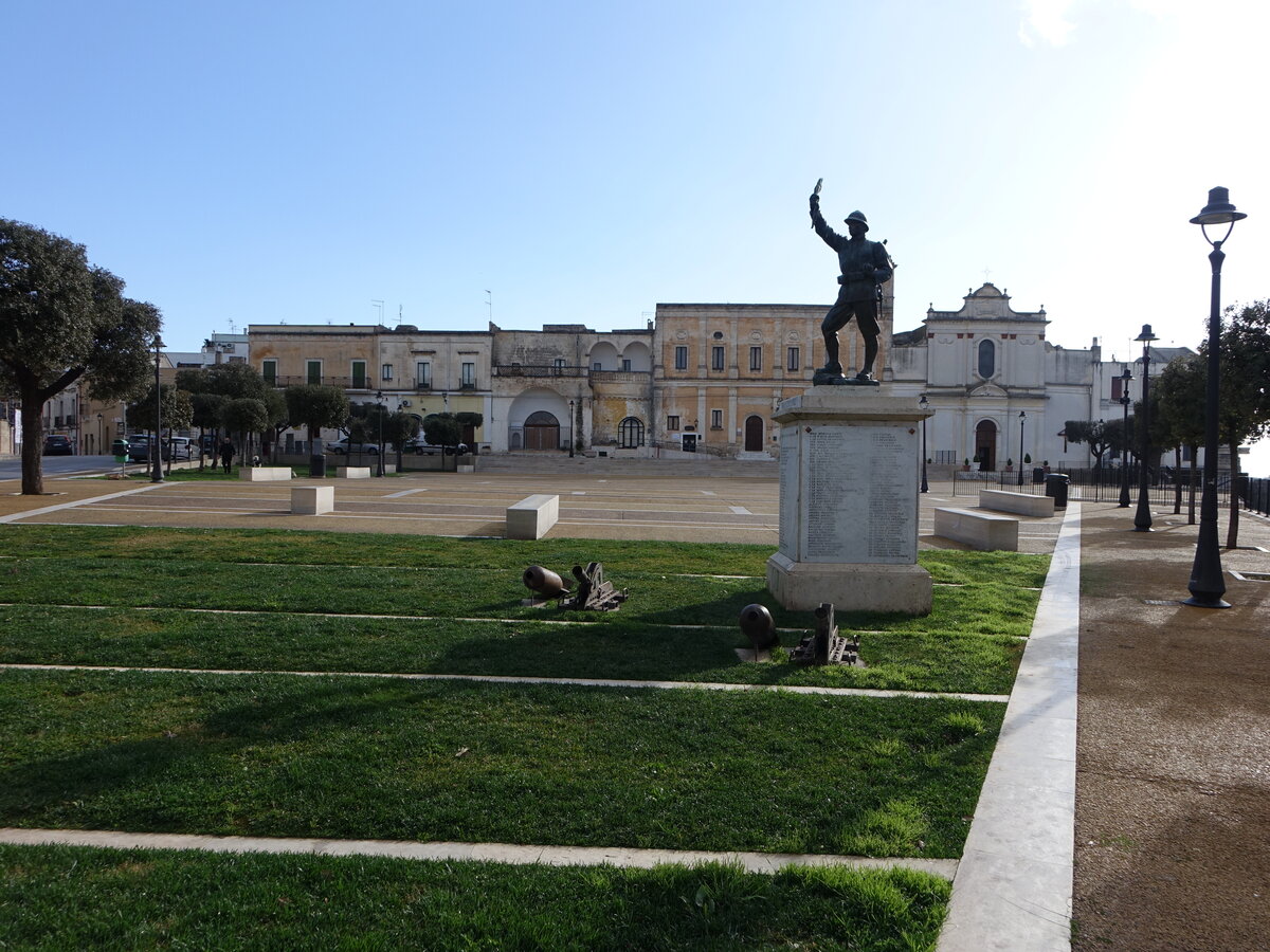 Oria, Kriegerdenkmal und Klosterkirche San Domenico an der Piazza Lorch (02.03.2023)