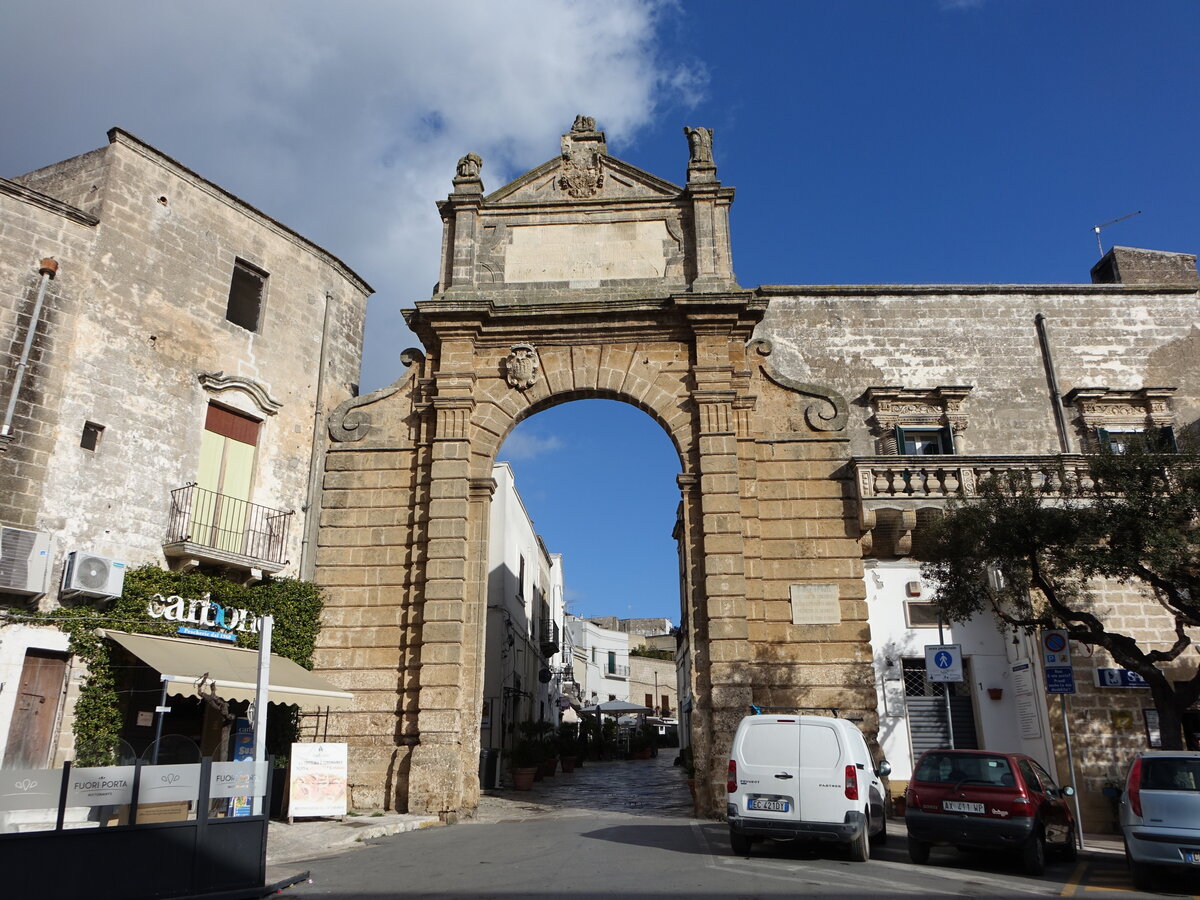 Oria, Porta Manfredi an der Piazza Lorch (02.03.2023)