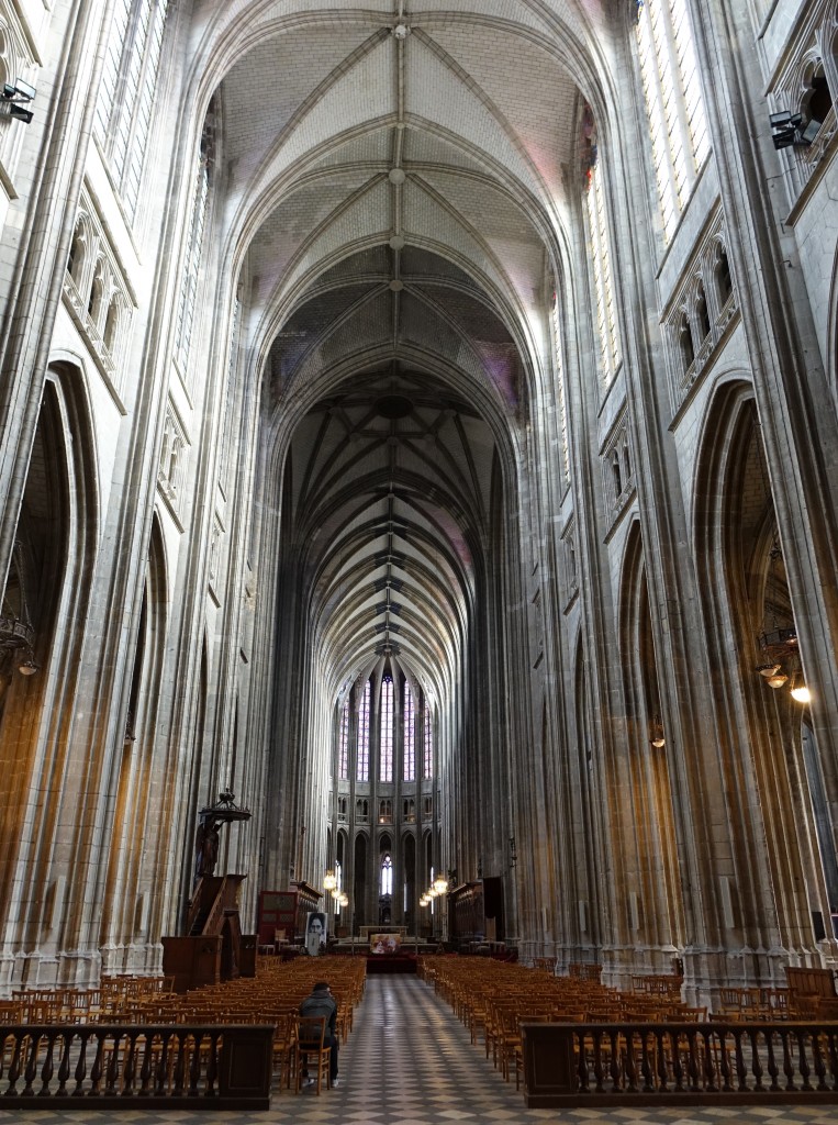 Orlans, Mittelschiff der Kathedrale St. Croix (29.10.2015)