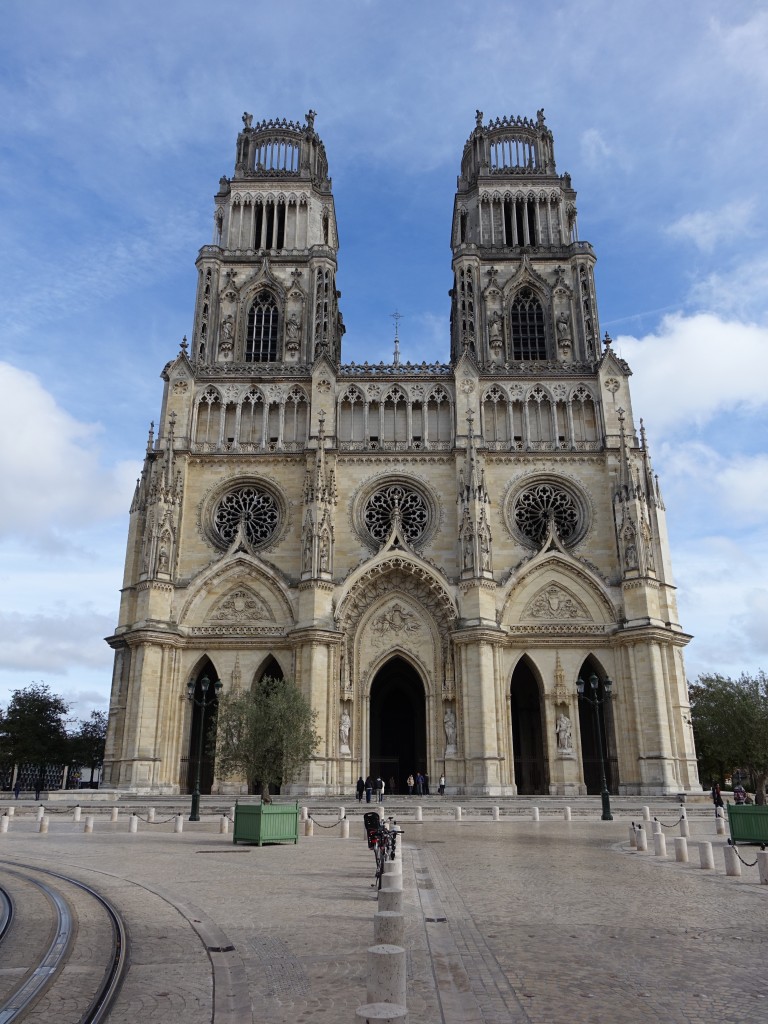 Orlans, Westfassade der Kathedrale St. Croix, erbaut im 17. Jahrhundert (29.10.2015) 