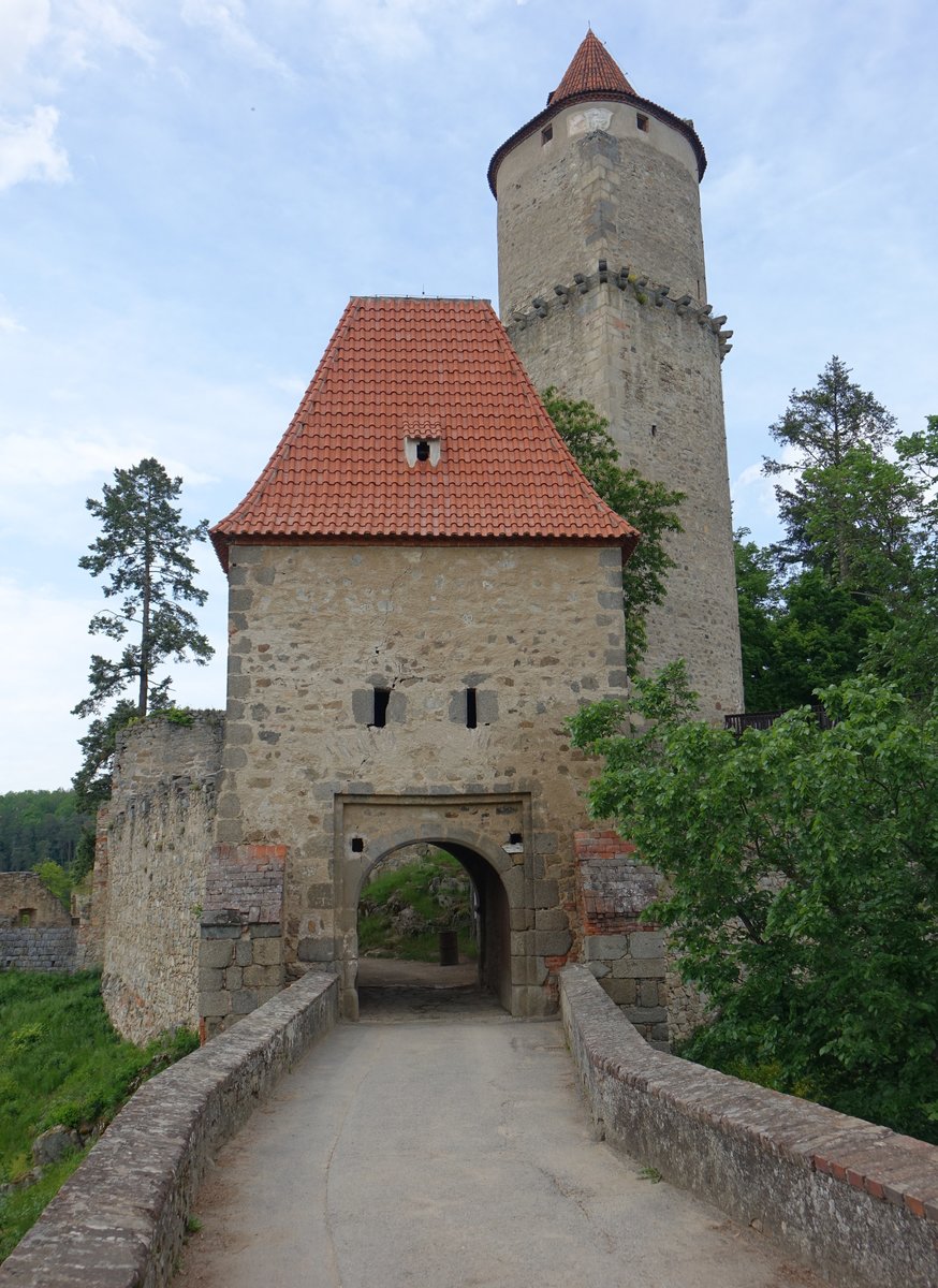 Orlik nad Vltavou, Burg, die ehemals gotische Burganlage entstand auf einem hohen Felssporn ber dem Moldautal (27.05.2019)