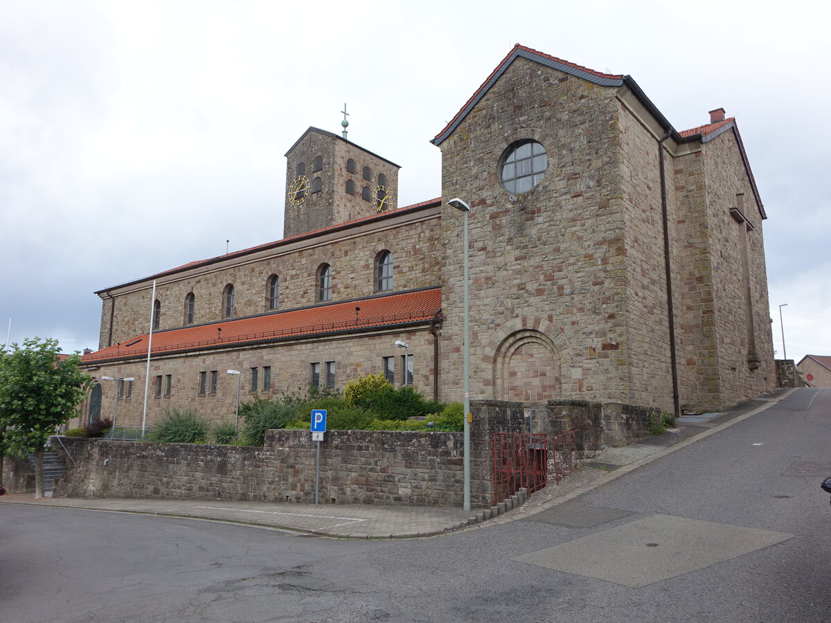 Ormesheim, Pfarrkirche St. Mauritius, erbaut  von 1931 bis 1932 unter Dekan Georg Stabel nach Plnen des Architekten Albert Bolet (14.07.2023)