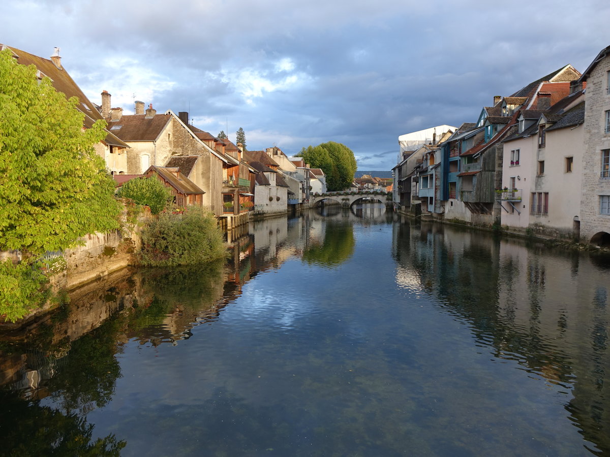 Ornans, Huser entlang der Loue und Grand Pont von 1602 (16.09.2016)