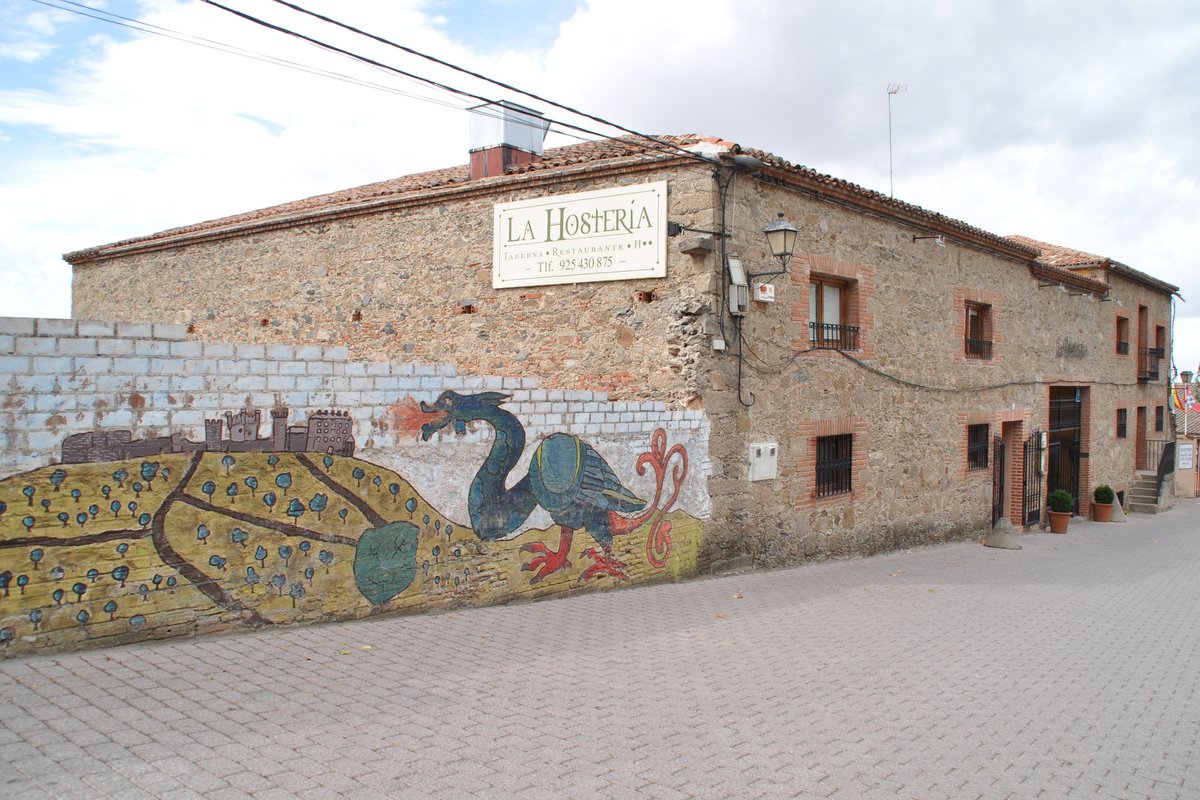 OROPESA (Provincia de Toledo), 05.10.2015, schn renoviertes Gasthaus gegenber dem Parador
