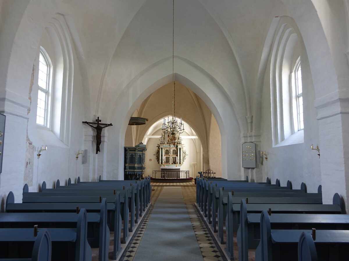 Orslev, Innenraum der evangelischen St. Johannes Kirche, Altarbild und Kanzel von 1625 (17.07.2021)