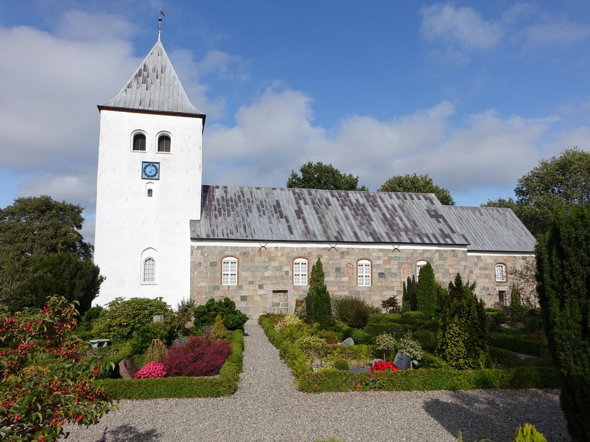 Orsted, romanische evangelische Kirche, erbaut im 13. Jahrhundert aus Granitquadern (21.09.2020)