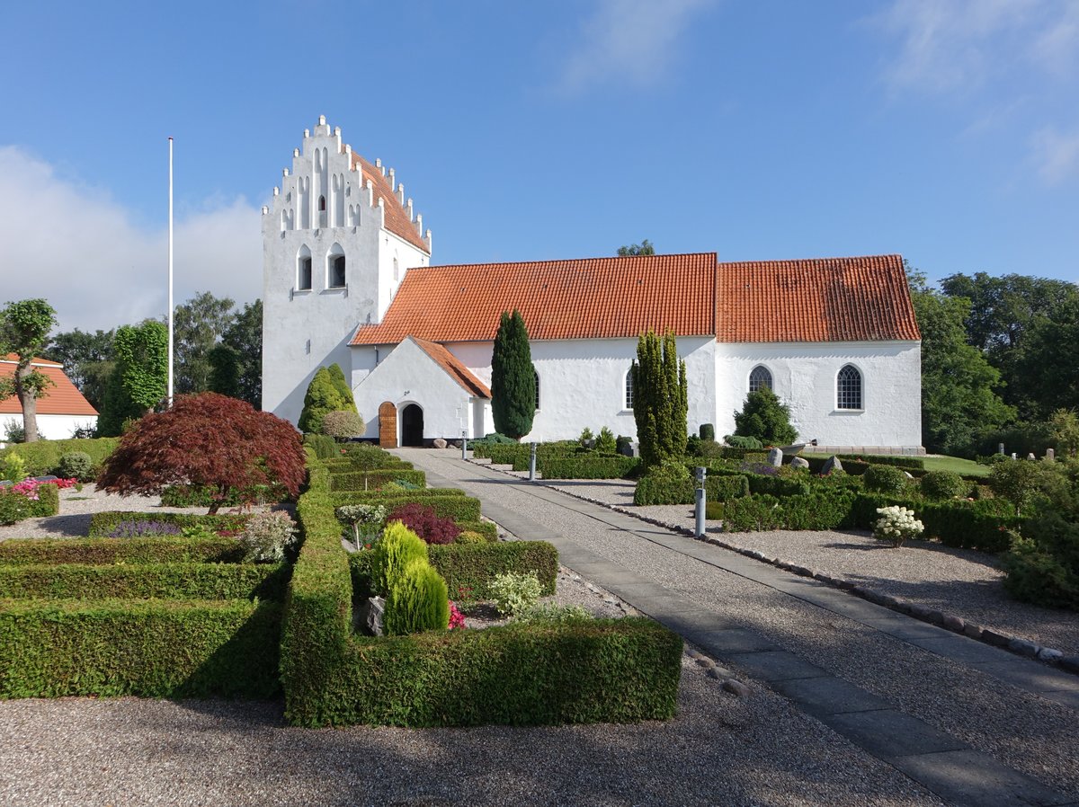 Orsted, romanische Sankt Jorgen Kirche, erbaut um 1150 aus Feldstein (23.07.2019)