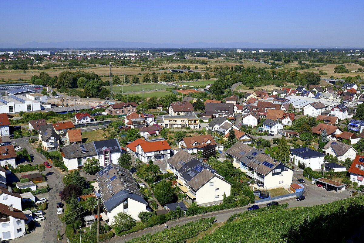 Ortenberg, Blick nach Westen vom Schloß Ortenburg auf den Ort und über die Rheinebene zu den Vogesen am Horizont, Okt.2022