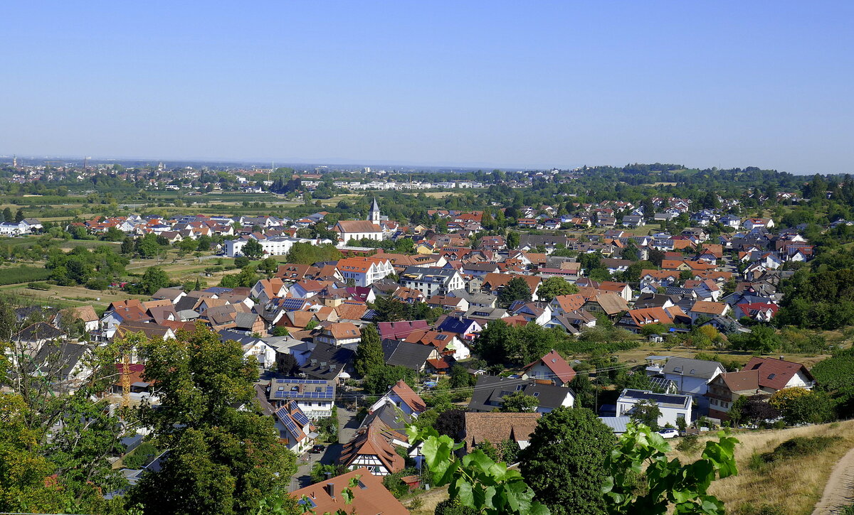 Ortenberg, Blick von Schloß Ortenburg Richtung Nord-West, auf den Ort mit der St.Bartholomäuskirche und auf den Übergang zur Stadft Offenburg dahinter, Aug.2022