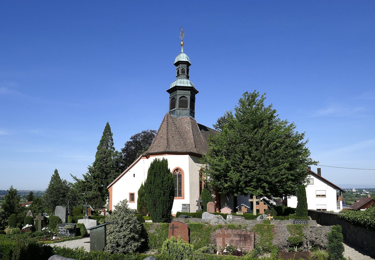 Ortenberg, Blick ber den Bhlweg-Friedhof zur Bhlweg-Kirche, Juni 2020