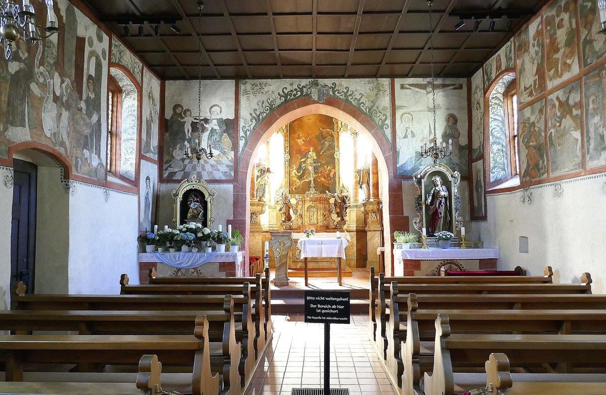Ortenberg, Blick zum Altar in der Bhlweg-Kirche, die Wandmalereien stammen von ca.1500, Juni 2020