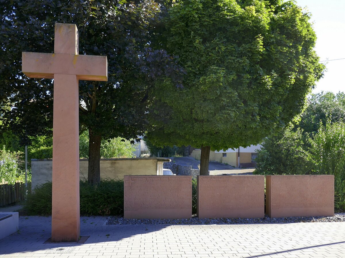 Ortenberg, Denkmal fr die Gefallenen der beiden Weltkriege, auf dem Kirchplatz, Aug.2022