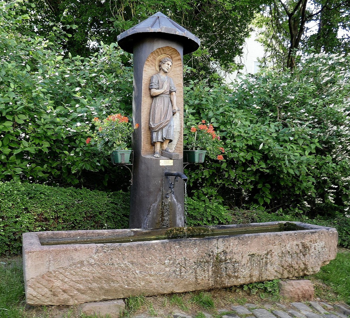 Ortenberg, Dorfbrunnen am Bhlweg, Juni 2020
